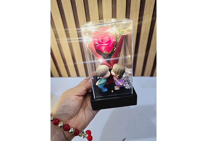 CÚPULA CUADRADA (PAREJAS)CON ROSA ETERNA DE JABÓN Y LUZ LED AL AZAR MOD# 7009 (cajita roja)