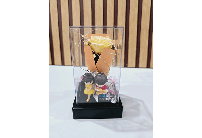 CÚPULA CUADRADA (PAREJAS)CON ROSA ETERNA DE JABÓN Y LUZ LED AL AZAR MOD# 7009 (cajita roja)