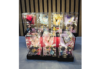 CÚPULA CUADRADA (PAREJAS)CON ROSA ETERNA DE JABÓN Y LUZ LED AL AZAR MOD# 7009 (cajita roja)