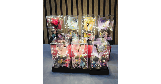 CÚPULA CUADRADA (PAREJAS)CON ROSA ETERNA DE JABÓN Y LUZ LED AL AZAR MOD# 7009 (cajita roja)