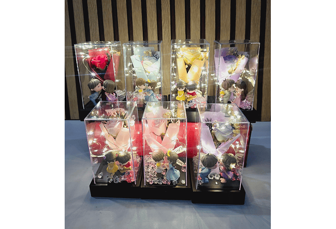 CÚPULA CUADRADA (PAREJAS)CON ROSA ETERNA DE JABÓN Y LUZ LED AL AZAR MOD# 7009 (cajita roja)