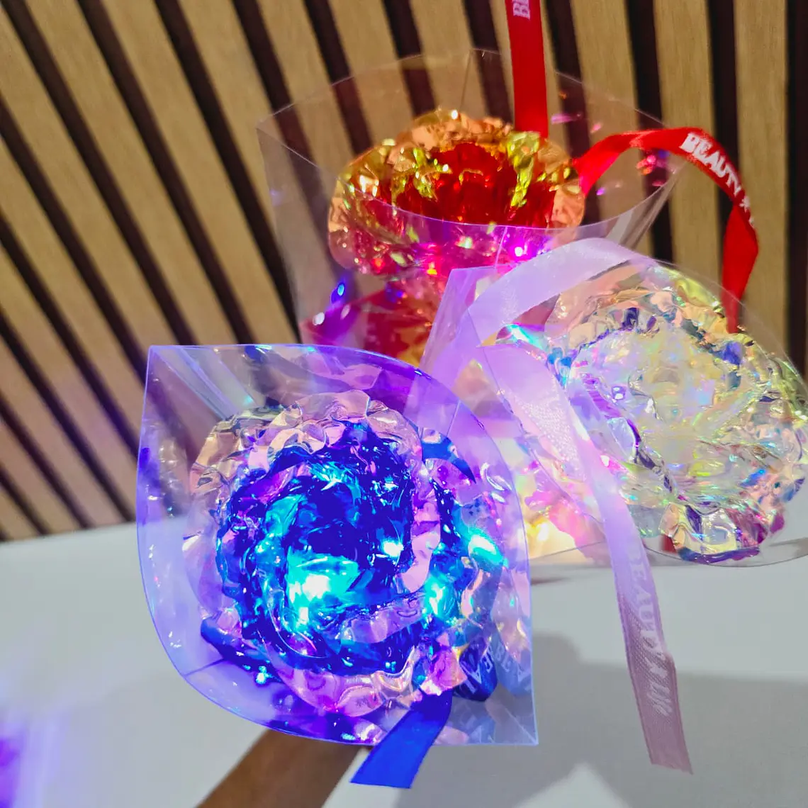 🌻PAQ DE 3 ROSAS ETERNAS CON LUZ LED COLORES TORNASOL MOD# 183 (AL AZAR)🌹 3