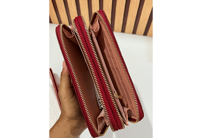 CARTERA PARA DAMA DOBLE CIERRE IMITACIÓN GUESS CAJITA ROJA MOD# GQ-117