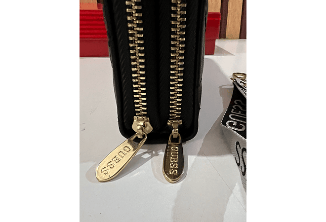 CARTERA PARA DAMA DOBLE CIERRE IMITACIÓN GUESS CAJITA ROJA MOD# GQ-119