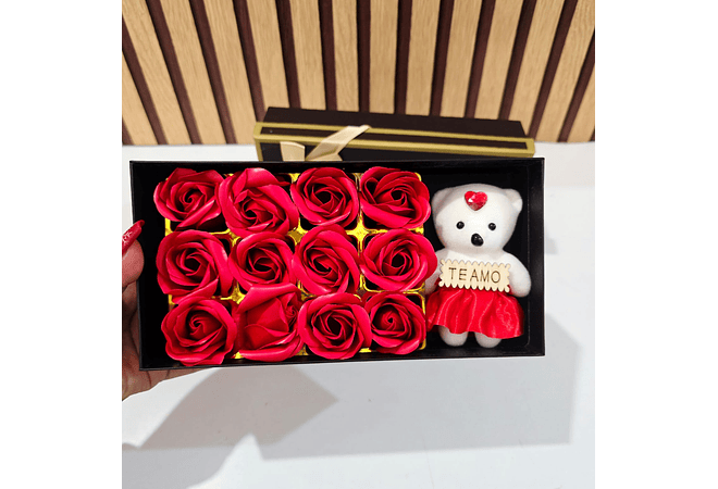 CAJITA CON 12 FLORES DE JABON + OSITO MOD# QR-51🧸🧼🌷