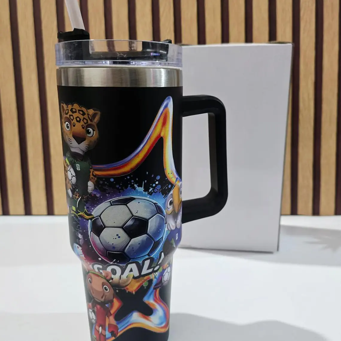 TERMO CON AGARRADERA /PERSONAJES FIFA MUNDIAL (1150 ML) MOD# 8298 6