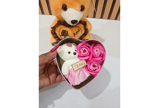 CORAZÓN DE METAL CON ROSAS Y OSITO (NO INCLUYE EL OSO CAFE) MOD# W261-1