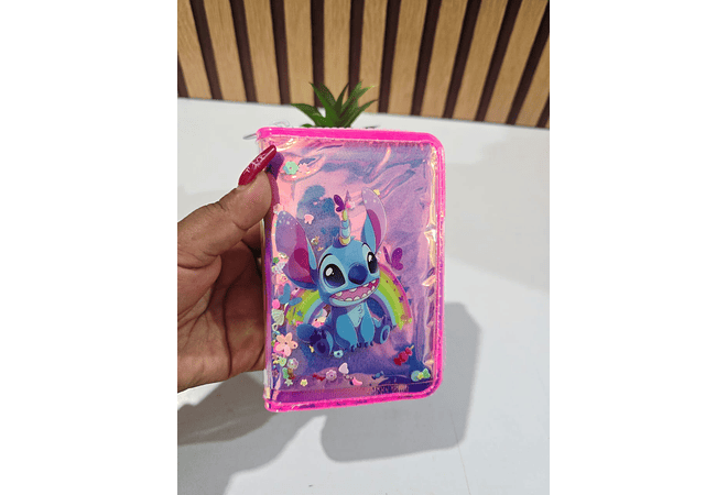 CARTERITA/MONEDERO DISEÑO STITCH ACABADO TORNASOL (AL AZAR) MOD# WJY-19X