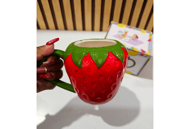 TAZA DE CERÁMICA FRESA 500ML  MOD: QH7431