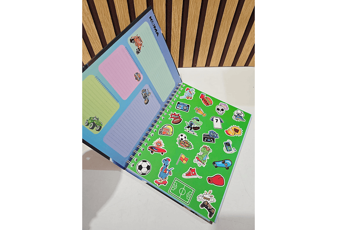 (RAYAS) LIBRETA 100 HOJAS  ESTAMPADO DINOSAURIO O ASTRONAUTA MOD# D100-8-R 🦖🪐