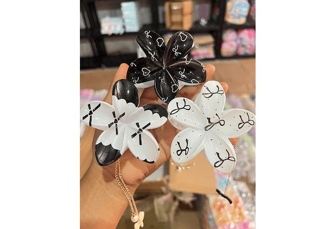 DOCENA DE PINZAS HAWAIANA CON COLGANTE PARA EL CABELLO VARIOS MODELOS🌼🌺🌹