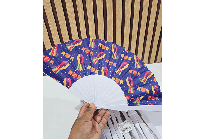 1 ABANICO VARIOS MODELOS AL AZAR