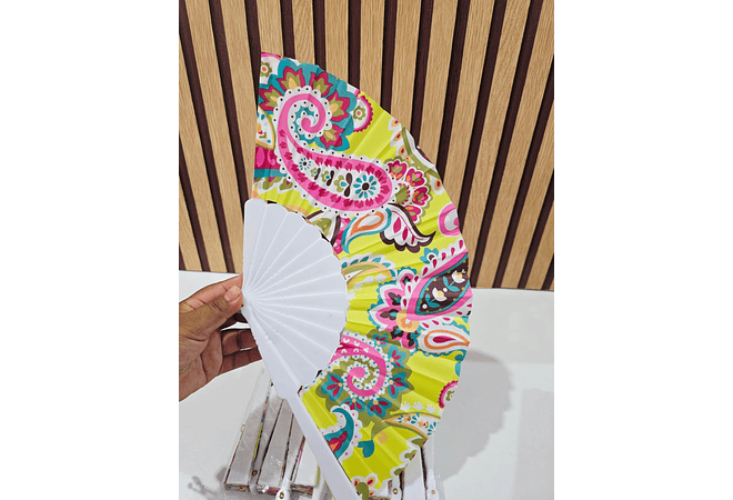 1 ABANICO VARIOS MODELOS AL AZAR