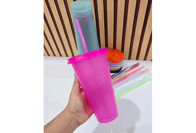 PAQ DE 12 VASOS GLITTER CON TAPA Y POPOTE 700ML.