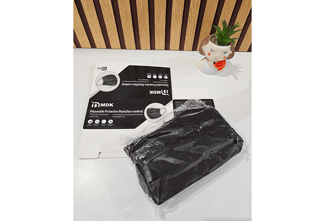 CAJITA CON 50 CUBREBOCAS TTP NEGRO CON FONDO BLANCO / ADULTO