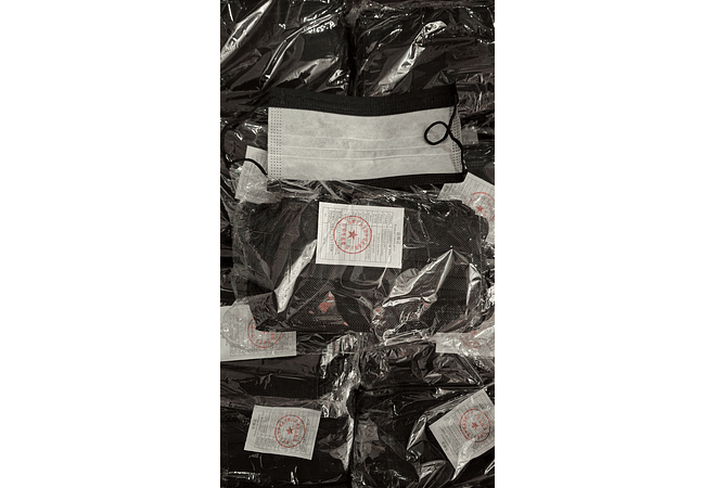 CAJITA CON 50 CUBREBOCAS TTP NEGRO CON FONDO BLANCO / ADULTO