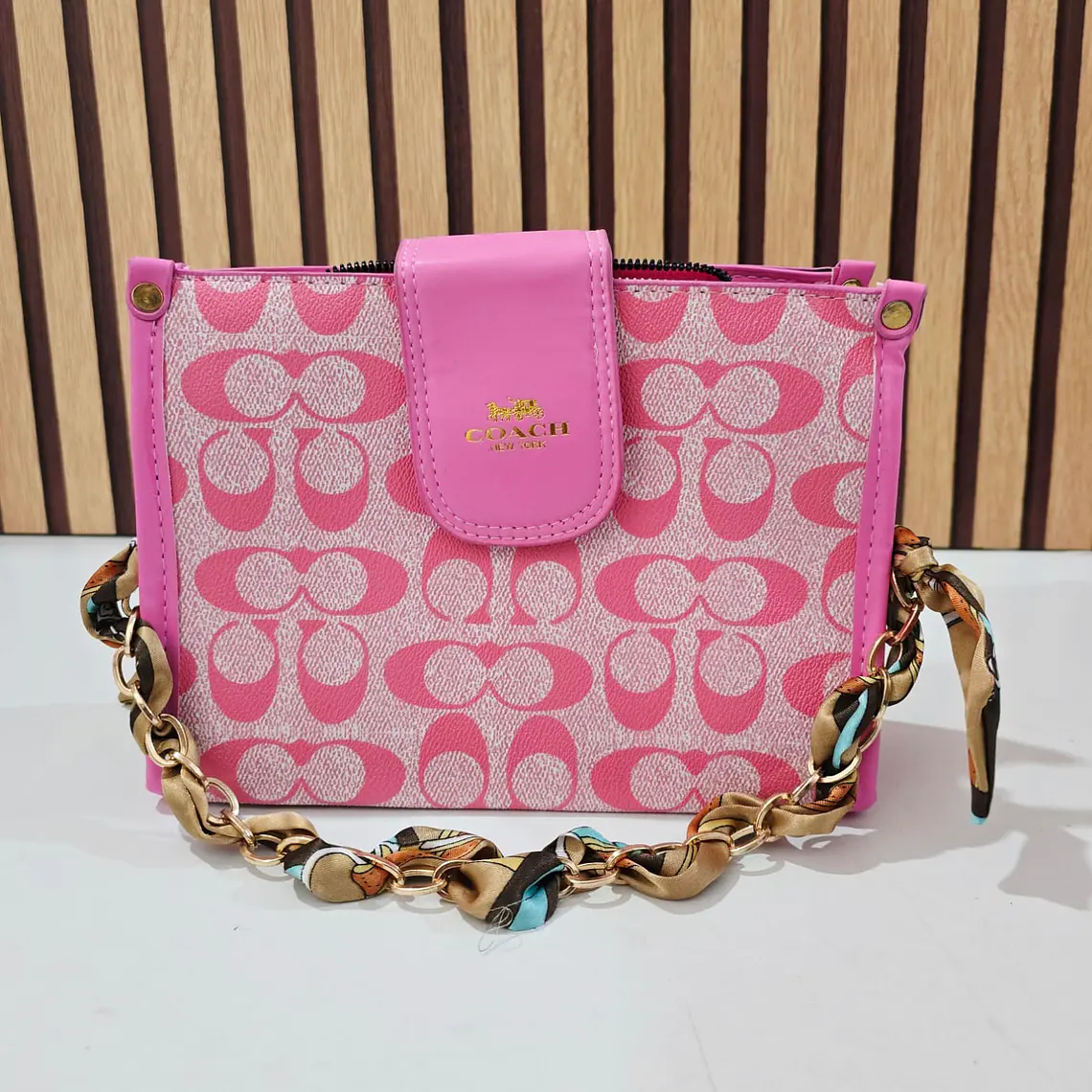 BOLSA COACH CON COLGANTE, CORREA Y CADENA MOD #115 10