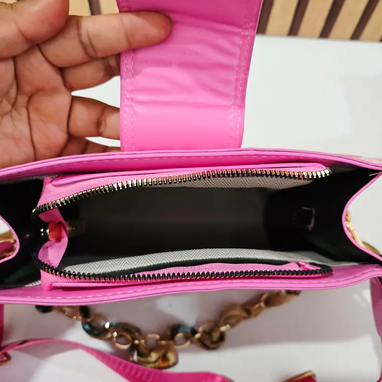BOLSA COACH CON COLGANTE, CORREA Y CADENA MOD #115 14