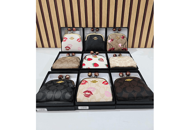 💋👛MONEDERO CON BROCHE COACH (IMITACIÓN) MOD# CQA-013  💋👛