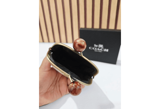 💋👛MONEDERO CON BROCHE COACH (IMITACIÓN) MOD# CQA-013  💋👛