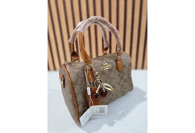 BOLSO DE MANO  IMITACIÓN COACH CON LLAVERO MOD# YDBL074