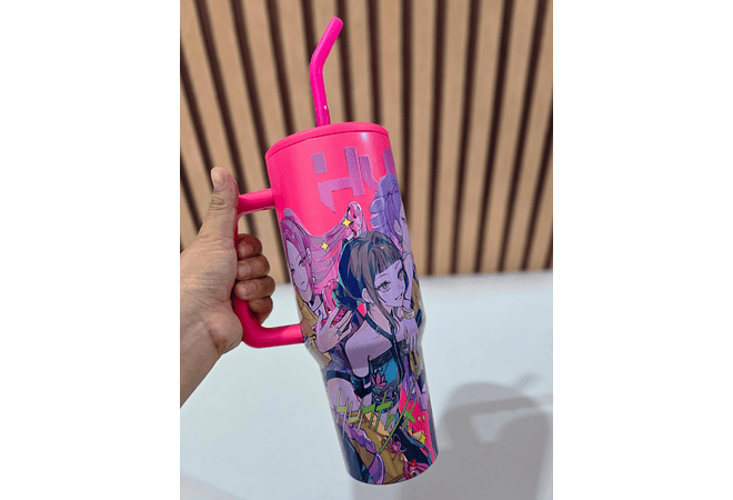 🍋‍🟩🍋VASO TÉRMICO CON AGARRADERA DISEÑO "LAS GUERRERAS KPOP DE 1.300L MOD# STH5🥤