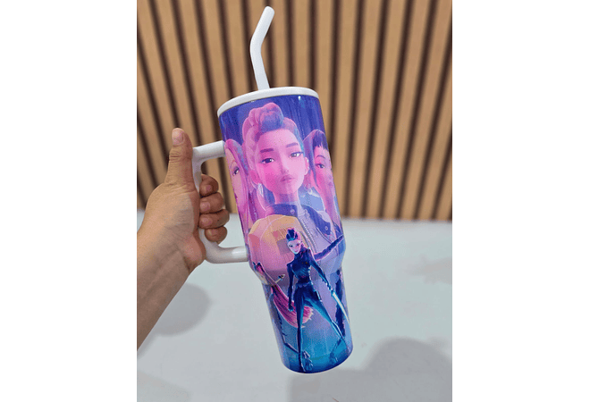🍋‍🟩🍋VASO TÉRMICO CON AGARRADERA DISEÑO "LAS GUERRERAS KPOP DE 1.300L MOD# STH5🥤