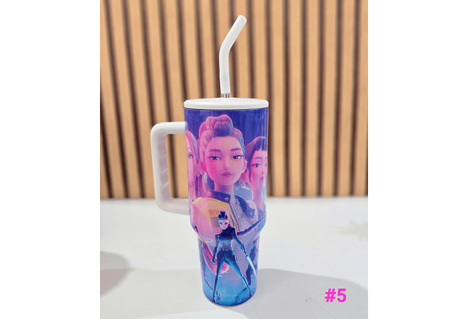 🍋‍🟩🍋VASO TÉRMICO CON AGARRADERA DISEÑO "LAS GUERRERAS KPOP DE 1.300L MOD# STH5🥤