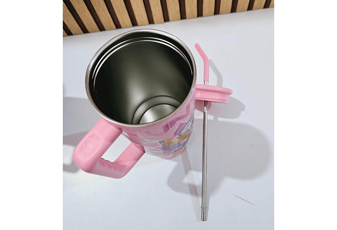 🍋‍🟩🍋VASO TÉRMICO CON AGARRADERA DISEÑO "LAS GUERRERAS KPOP DE 1.300L MOD# STH5🥤