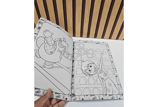 1 LIBRO PARA COLOREAR CON 80 PÁG DIFERENTES PERSONAJES