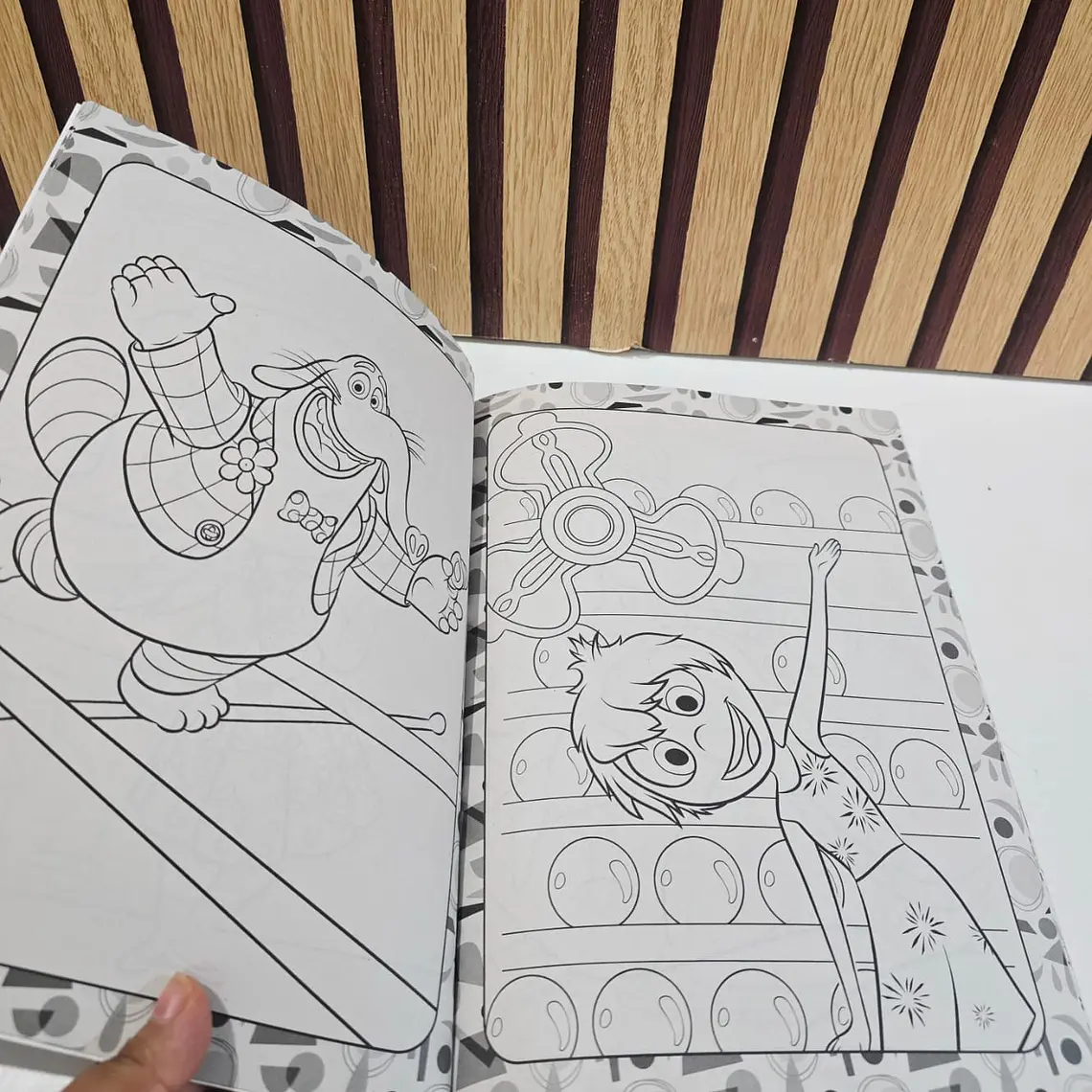 1 LIBRO PARA COLOREAR CON 80 PÁG DIFERENTES PERSONAJES 2