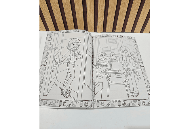 1 LIBRO PARA COLOREAR CON 80 PÁG DIFERENTES PERSONAJES