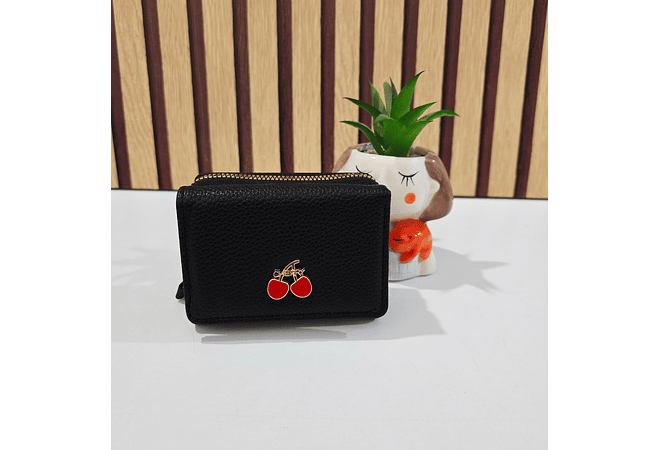 CARTERA/MONEDERO CHERRY AL AZAR MOD# JMO233  🍒
