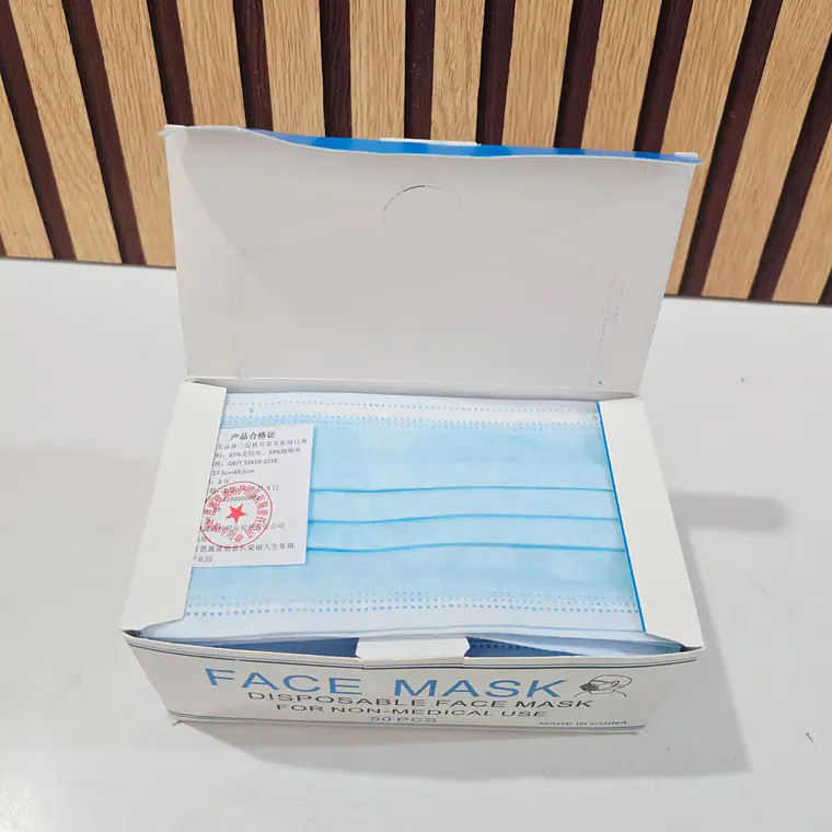 CAJITA CON 50 CUBREBOCAS AZULES PARA ADULTO MOD# 56JH17A 2