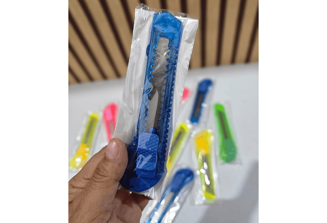 DOCENA DE CÚTER VARIOS COLORES AL AZAR MOD# MG-18