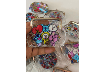 1 MONEDERITO CON BROCHE DISEÑO BTS MOD#XQ22M357 REINGRESO