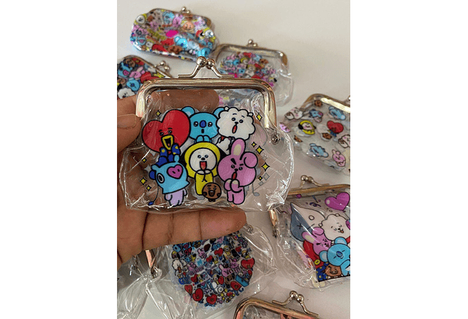 DOCENA DE MONEDERITOS CON BROCHE DISEÑO BTS MOD#XQ22M357 REINGRESO