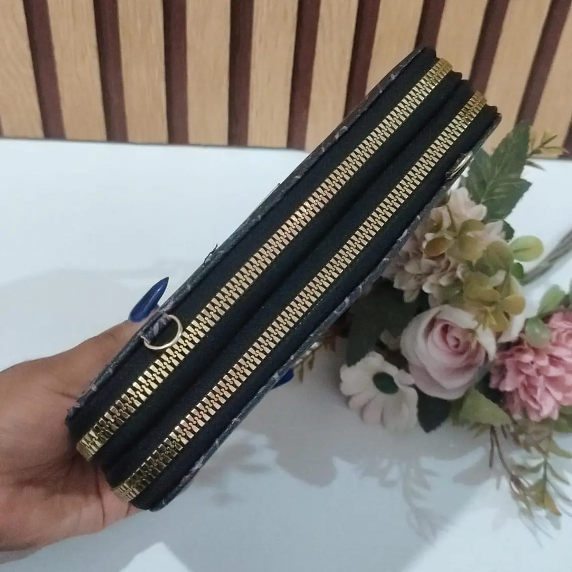 CARTERA GUESS IMITACIÓN PARA DAMA MOD#Y-255 12