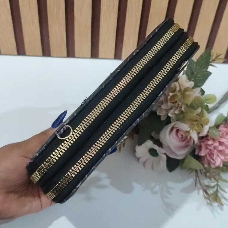 CARTERA GUESS IMITACIÓN PARA DAMA MOD#Y-255 12