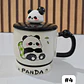 ☕🍴TAZA (400ML) DE CERÁMICA DISEÑO PANDITA CON CUCHARITA MOD# QY8334  🐼🎋 - Miniatura 2