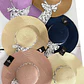 SOMBRERO PLAYERO MOÑO BLANCO/FLORES BLANCAS COLORES (AL AZAR)  MOD #QW-5292 🌼 - Miniatura 1