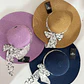 SOMBRERO PLAYERO MOÑO BLANCO/FLORES BLANCAS COLORES (AL AZAR)  MOD #QW-5292 🌼 - Miniatura 2