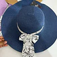 SOMBRERO PLAYERO MOÑO BLANCO/FLORES BLANCAS COLORES (AL AZAR)  MOD #QW-5292 🌼 - Miniatura 3