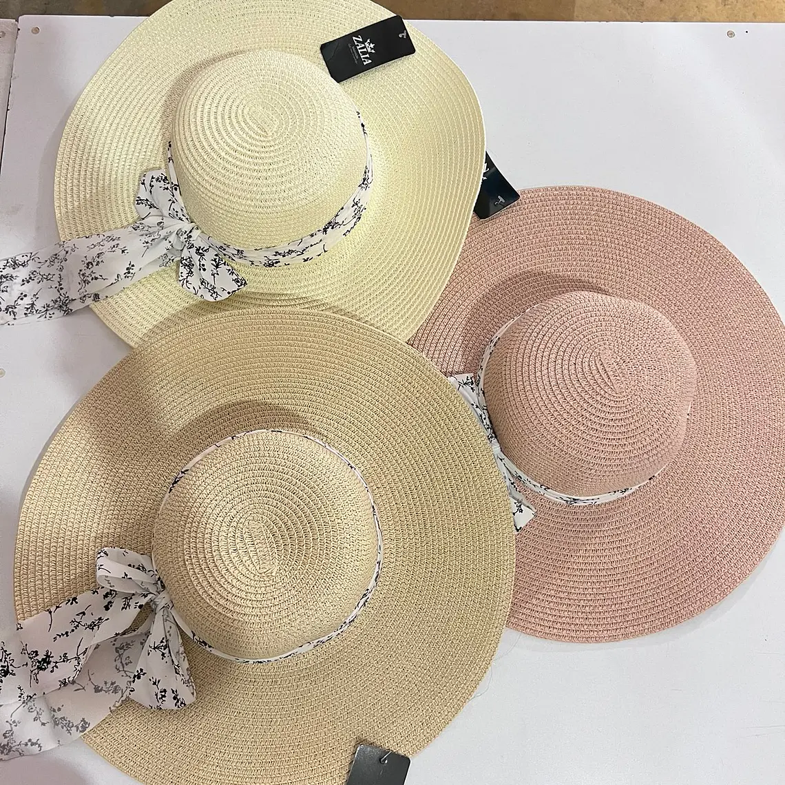SOMBRERO PLAYERO MOÑO BLANCO/FLORES BLANCAS COLORES (AL AZAR)  MOD #QW-5292 🌼 4