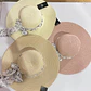 SOMBRERO PLAYERO MOÑO BLANCO/FLORES BLANCAS COLORES (AL AZAR)  MOD #QW-5292 🌼 - Miniatura 4