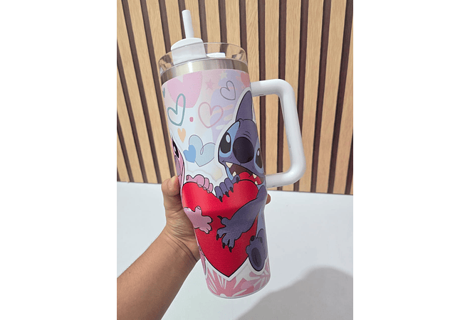 VASO TERMICO CON AGQRRADERA DISEÑO STITCH DE 1.250ML