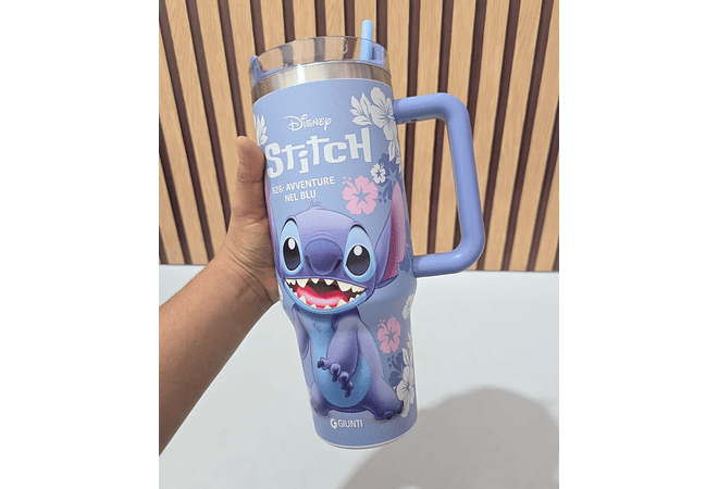 VASO TERMICO CON AGQRRADERA DISEÑO STITCH DE 1.250ML