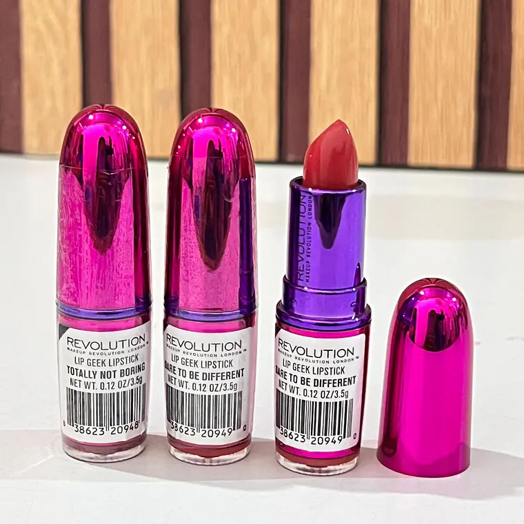 💋REVOLUTION MAKEUP LONDON LIP GEEK LIPSTICK MOD# 293C267A(envase metálico)  🦋 1