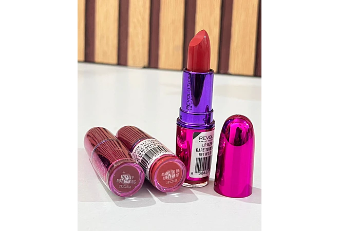 💋REVOLUTION MAKEUP LONDON LIP GEEK LIPSTICK MOD# 293C267A(envase metálico)  🦋