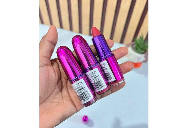 💋REVOLUTION MAKEUP LONDON LIP GEEK LIPSTICK MOD# 293C267A(envase metálico)  🦋